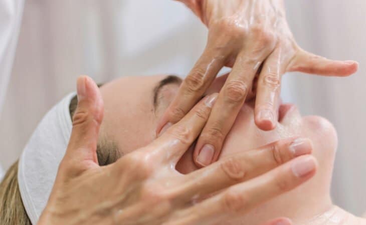 Você sabe o que é massoterapia facial?
