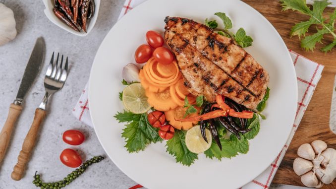 chicken-steak-with-lemon-tomato-chili-carrot-white-plate alimentação